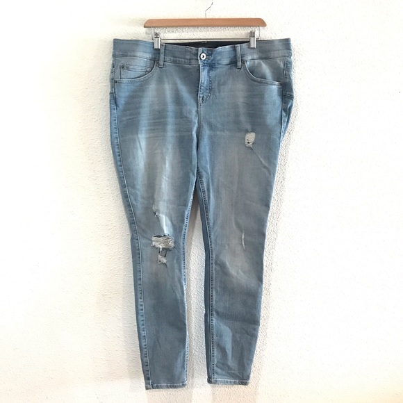 Torrid Distressed Light Bombshell Skinny Jean - Picture 4 of 12